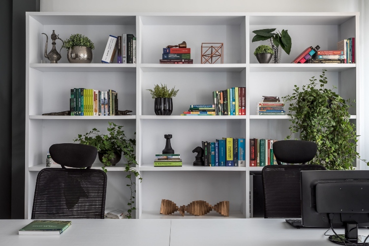 Kancelarija je ispunjena malim ali elegantnim detaljima koji stvaraju lakoću i čist izgled